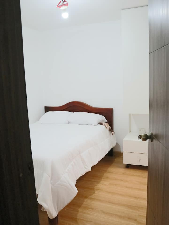 Dormitorio independiente con cama de 2 plazas y ropero