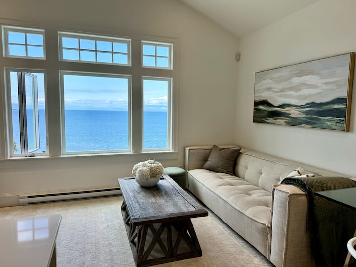 Spectacular Waterfront 1br Suite - Nanaimo