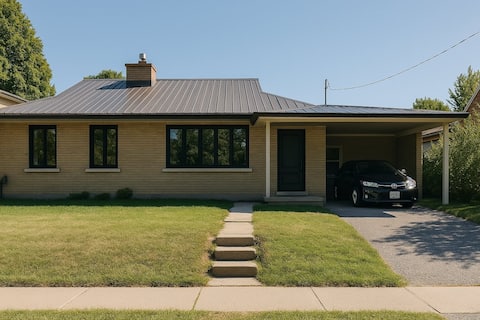 Modern 3BR Bungalow Fenced Yard near Waterloo Tech