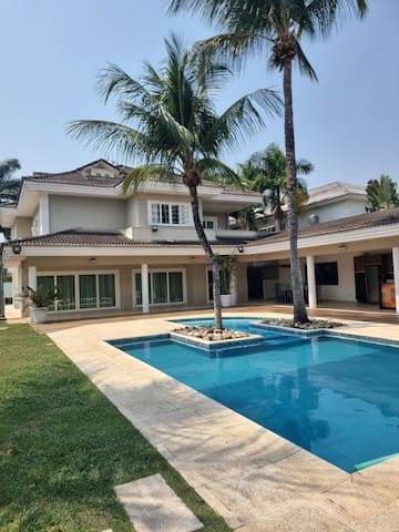 Casa Barra 4 Suítes, Piscina e Jardim