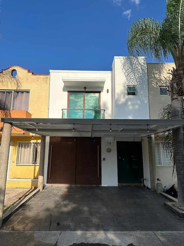 Moderna Casa 2 Recámaras, A/c, En Zapopan - Zapopan