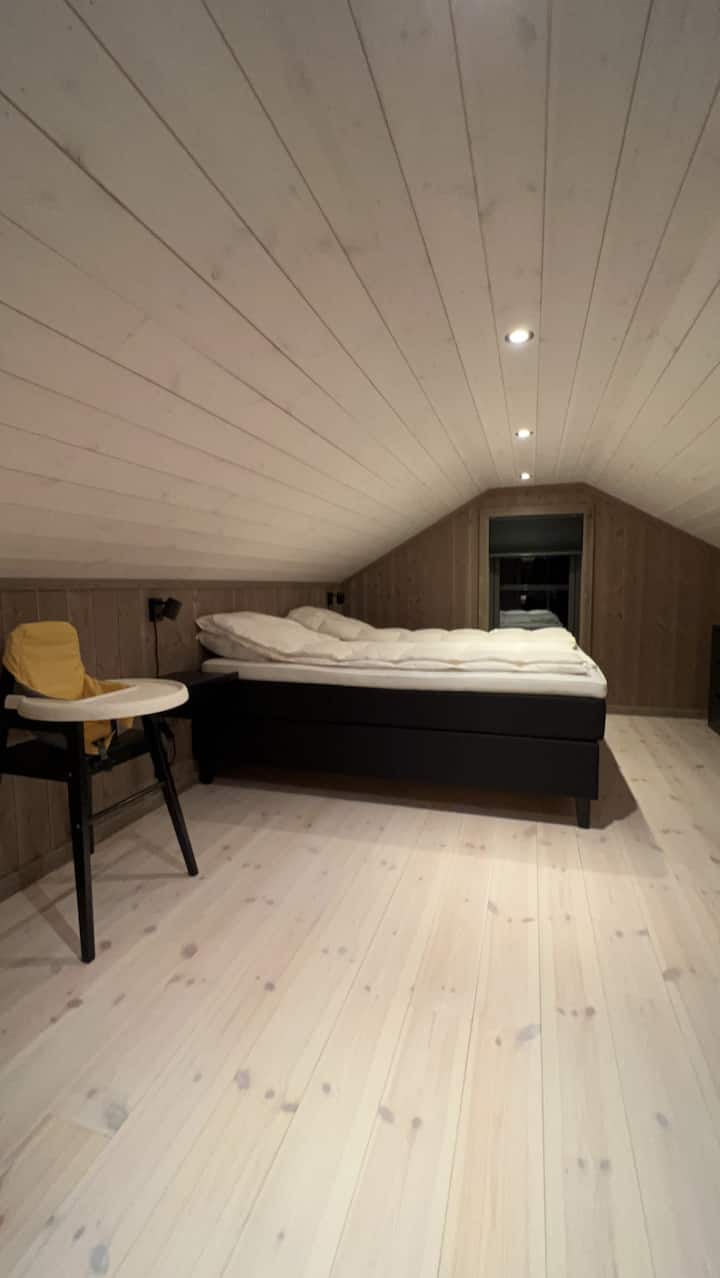 Lit 180x200 Signature Collection avec couettes en duvet Høie et oreillers Høie. Lit supplémentaire 90x180. Chaise bébé avec oreiller disponible 