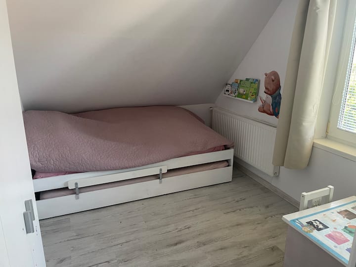 Ასევე არის გასაშლელი დივანი, რომ კიდევ 2 ადამიანს შეუძლია დაძინება. :) ოთახში არის სათამაშოები და საბავშვო წიგნები წასაკითხი. 