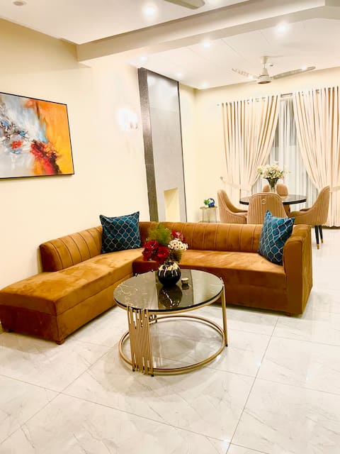 Exclusive 3 Bed Villa in DHA Close to Dolmen Mall.