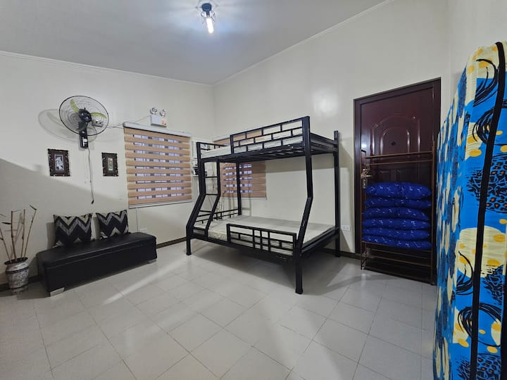 חדר 2 ( למעלה)
מיטת קומתיים אחת (בגודל כפול ובגודל יחיד)
מזרן נוסף אחד (קווין סייז)
מזגן מסוג חלון 1 כ"ס
מאוורר קיר אחד
מנורת חירום אחת