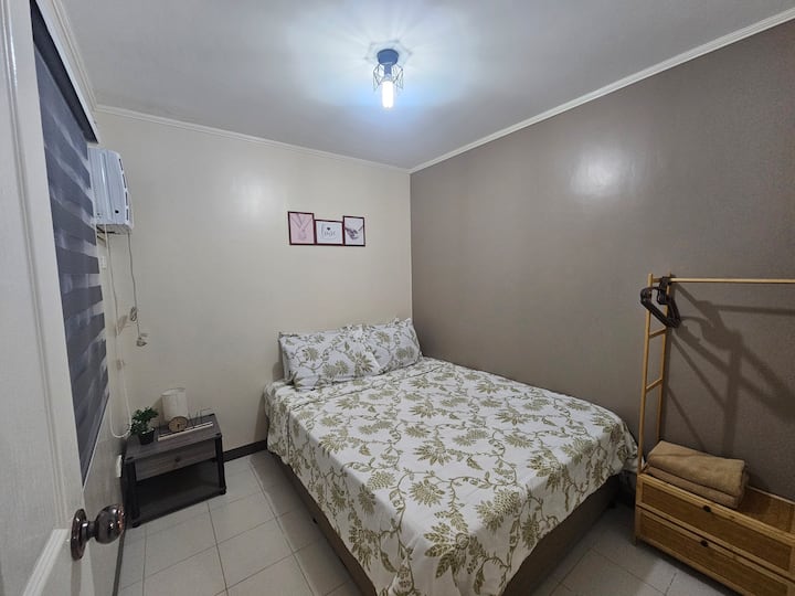 יחידה 1 (רחוב קואלה לומפור)
חדר 1 (למטה)
• מיטת קווין סייז
1hp Window Type Aircon