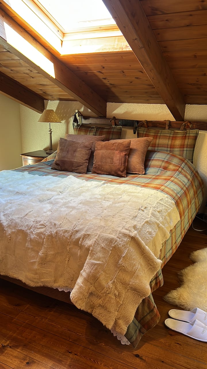 Cómoda cama matrimonial con colchón anatómico, sábanas de algodón 100%, edredón de plumas y almohadas 