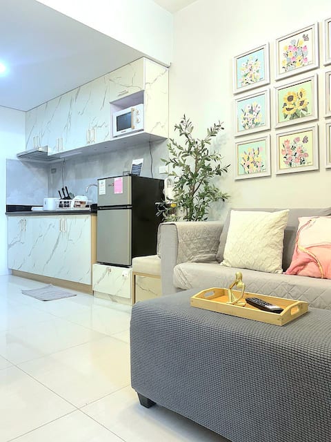 Big unit-Karaoke-Netflx-Balcony-City view-SM North