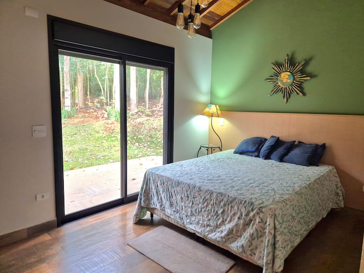 Апартман со брачен кревет (широк 150-179 см), плакар, бања и балконска врата со пристап до градината. Штитницата на вратата се командува со далечински управувач, а кога ќе се спушти, ја прави собата целосно темна.