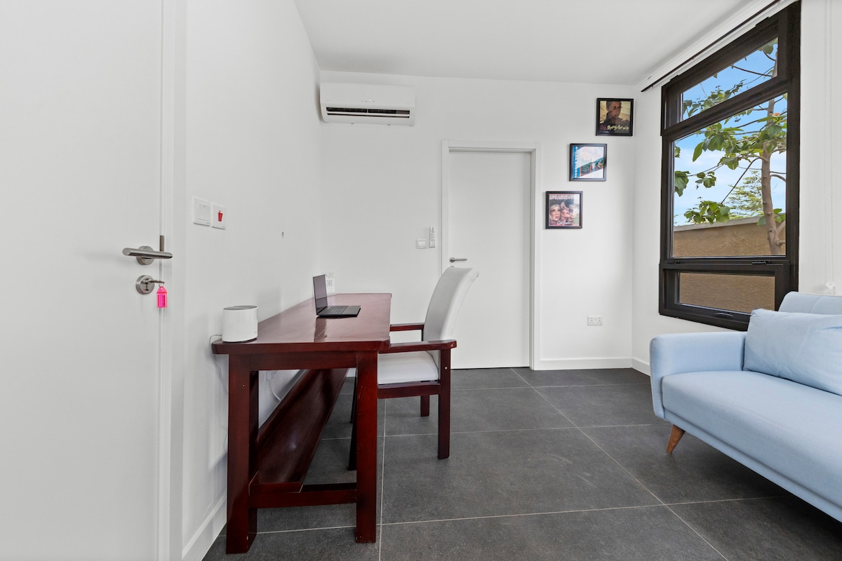 غرفة النوم الرابعة هذه هي مساحة متعددة الاستخدامات مثالية للعمل عن بعد أو الضيوف. تتميز بمكتب وإضاءة طبيعية وافرة وتكييف هواء وأريكة تتحول إلى سرير. يوفر الحمام الملحق خصوصية للإقامات الطويلة.