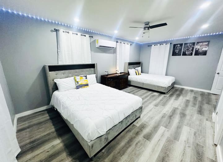 • พอร์ตชาร์จด้านบนของหัวเตียงและโต๊ะเครื่องแป้ง
• สมาร์ททีวีขนาด 55 นิ้วบนผนัง 
• ไฟ LED ในห้องที่ปรับได้ 
• โต๊ะรีดผ้าติดประตูห้องนอน
• ตู้เสื้อผ้าแบบวอล์กอินที่กว้างขวาง 
• เครื่องปรับอากาศ 