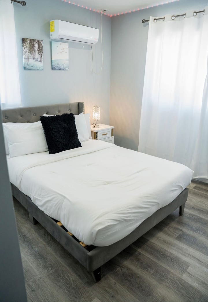 • สมาร์ททีวีขนาด 55 นิ้ว 
• พัดลมเพดาน 
• เครื่องปรับอากาศ 
• ไฟ LED ปรับได้ 
• ตู้เสื้อผ้า 