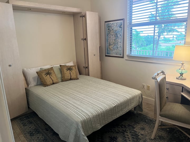 בחדר האורחים יש מיטת מרפי שניתן לקפל לקיר כדי להשתמש בחדר כחדר עבודה או חדר כושר. בחדר הזה יש גם פינת עבודה מלאה.