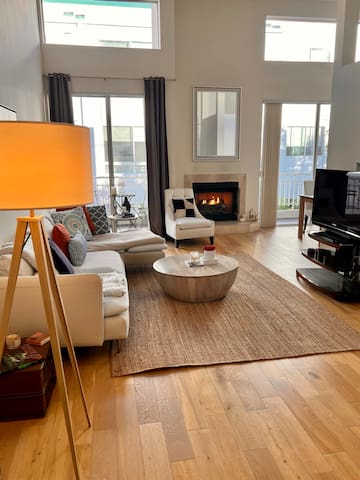 Fantastic Location: Luxury Top Floor Penthouse