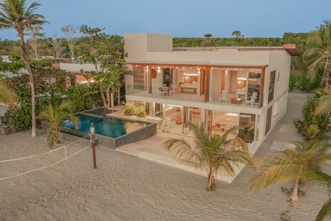 Luxury & Private Beach House w/Infinity pool & A/C