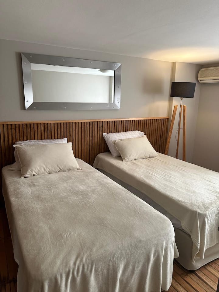 卧室里有一个加大双人床，可以分开，因此有两张1.00 x 2.00米的床。 
卧室有停电，让您更好地休息。