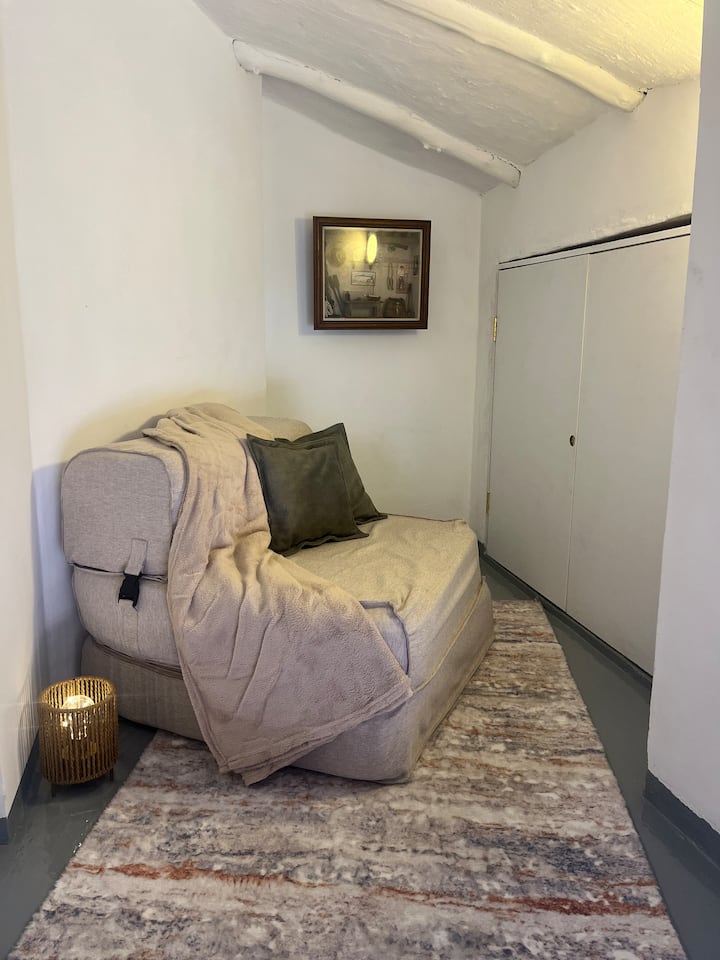 بنتهاوس صغير ولكنه مريح للغاية ومثالي للقراءة بهدوء. 