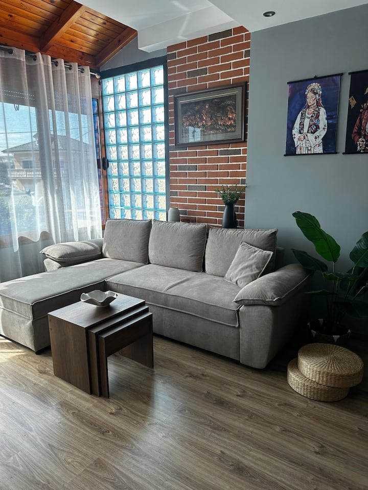 Maison Avec Parking Dans La Cour Et Jardin - Tiran