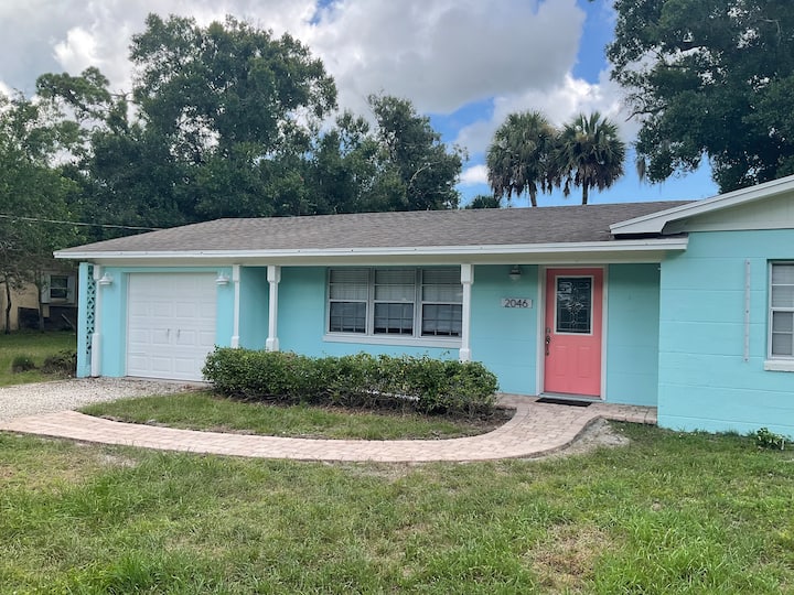 Dog Friendly Cozy Cottage - Vero Beach, FL