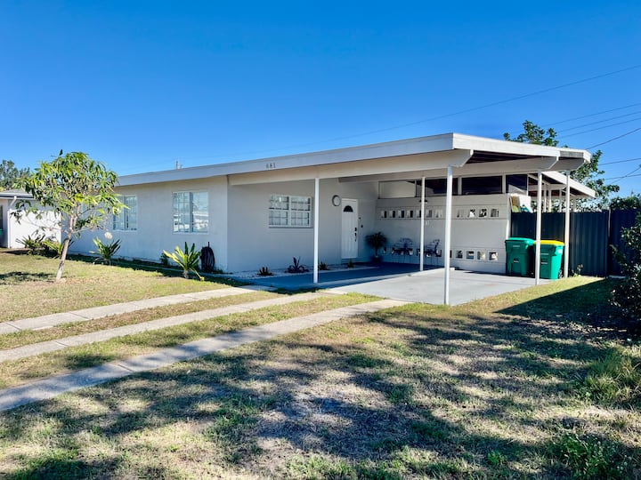 Near Water Family Retreat | Private Patio| Sleep 8 - Port Charlotte