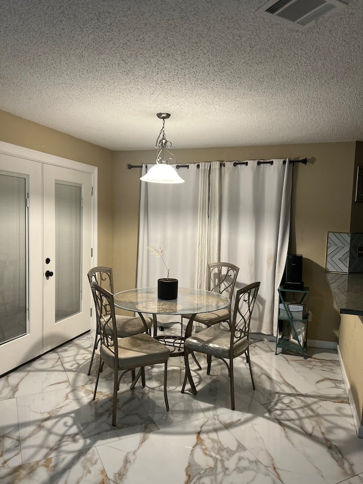 Quiet Room Near Downtown + Parking + Fast Wifi - Lancaster, TX