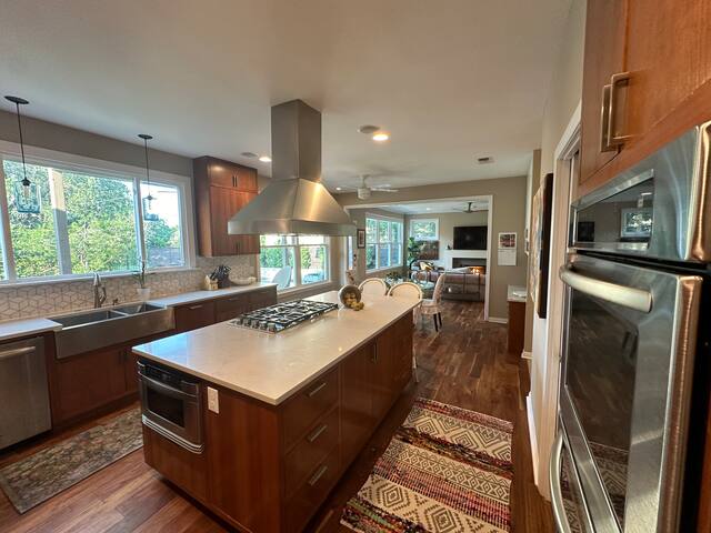 Large House w/Stunning Pool on ATX Greenbelt gallery image 2