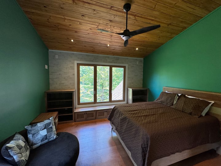 Bračni krevet (160x200), privatna kupaonica.  Pogled na rijeku