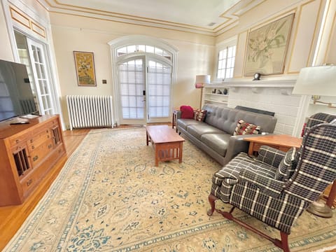 Top performing Airbnb: Elegant Midtown Bungalow in Evergreen