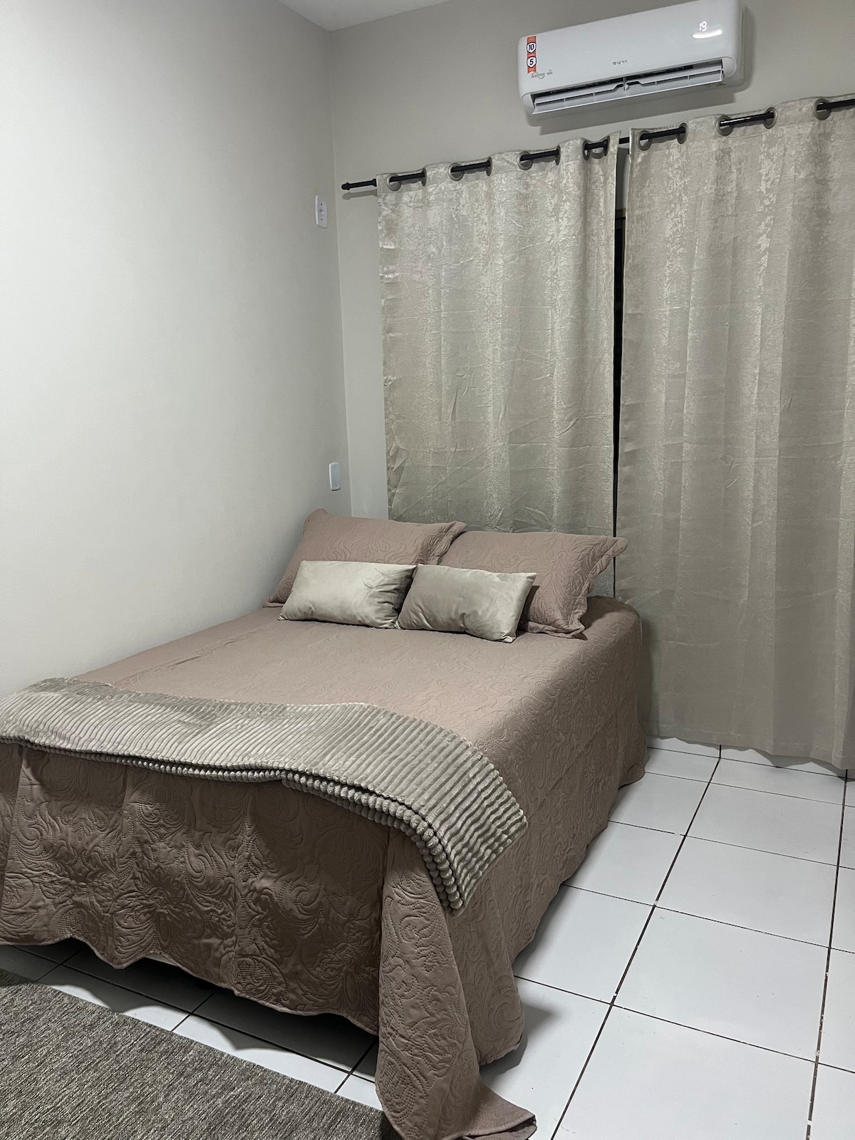 Შესანიშნავი კომფორტული საწოლი სრულიად ახლით 