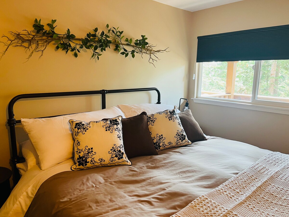 Krevat dopio "king" me komoditet. Hije të errëta.