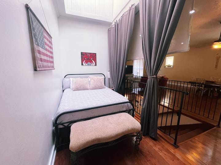 Manželská posteľ v malom kútiku hlavného obytného priestoru. 