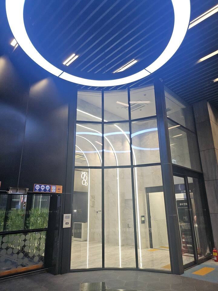 This is the entrance to the hotel. 
The vehicle provides free valet parking.