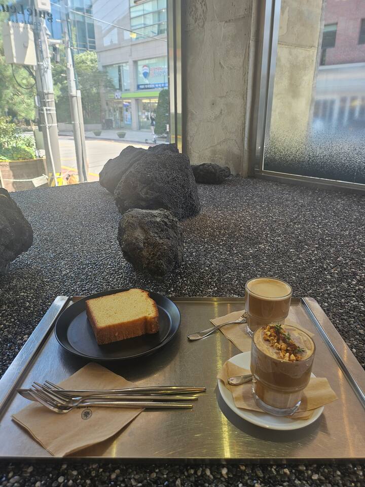 It is also a cafe that opens on Sundays near the accommodation.
The interior is beautiful and the coffee is delicious. 
There is also a coffee omakase program.