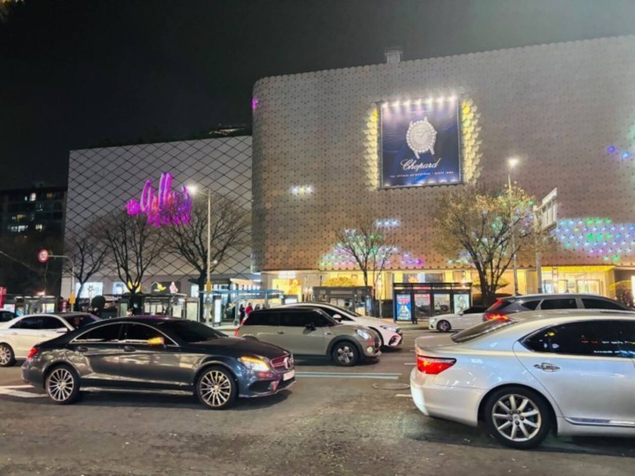 It is the Galleria department store most famous for its luxury shopping in Korea.