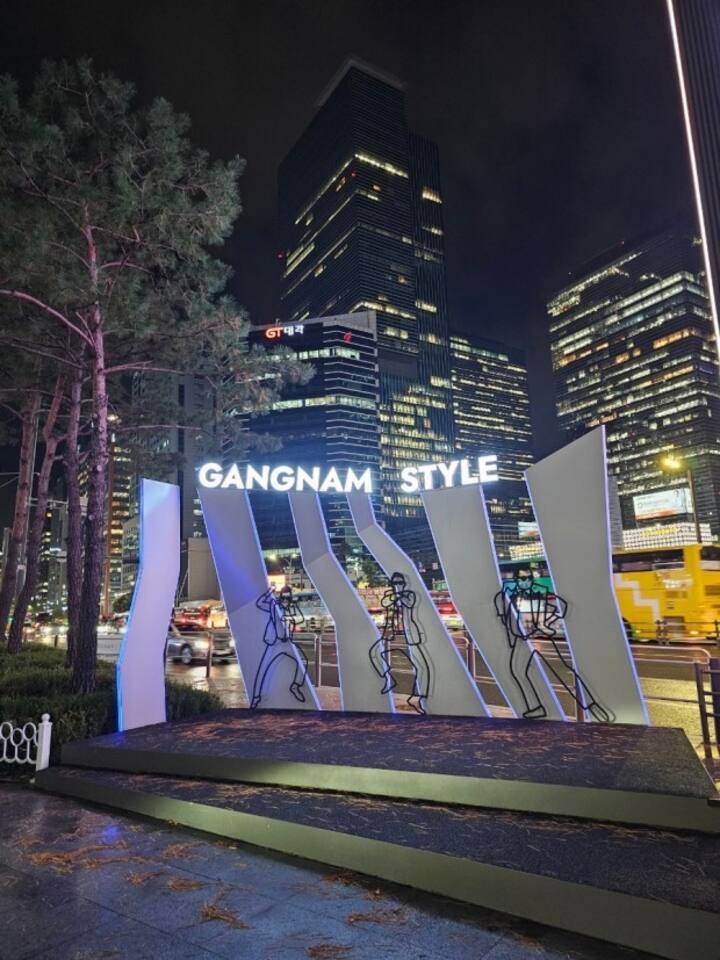 It's a Gangnam style stage in front of Gangnam Station.
It's a great spot to take pictures.