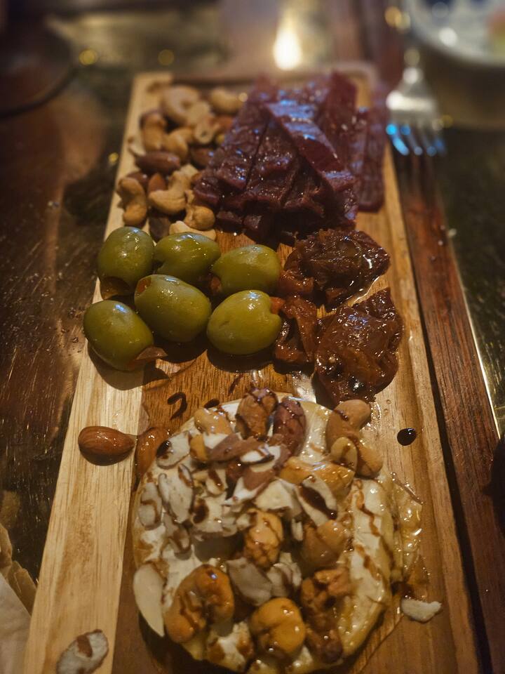 This is a whiskey bar in the basement of the seafood restaurant. 
The side dish that goes well with various whiskies is excellent.