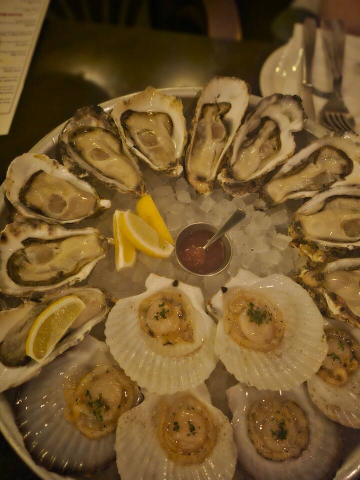 It is a restaurant where you can taste fresh oysters and seafood from all over the coast of Korea. It is located in Apgujeong-dong, and I recommend it if you like seafood.