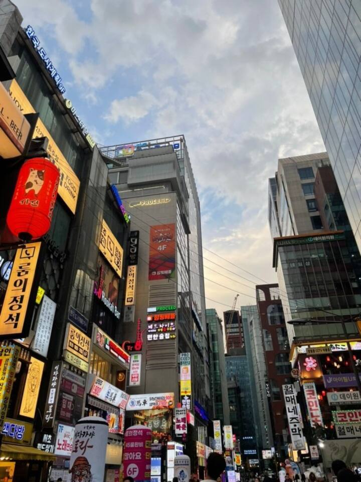 젊은이들의 신성한 장소인 강남역입니다. 
뜨거운 밤을 보내세요!