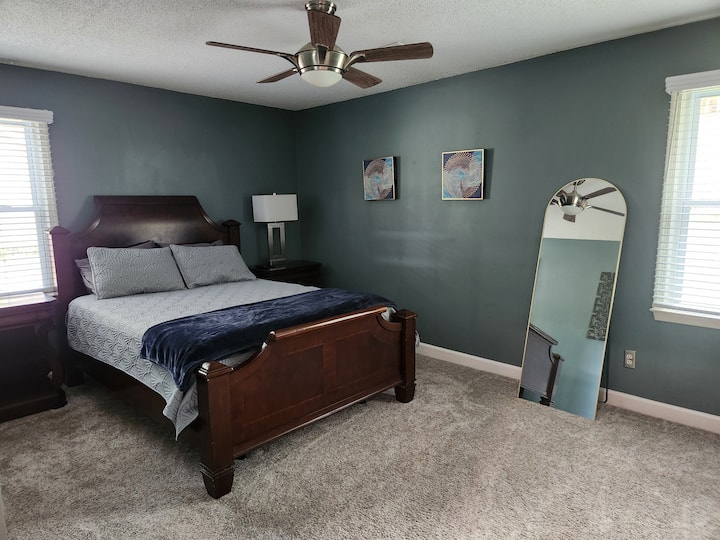 Მაჰოგანის დედოფალი ძირითად საძინებელში 