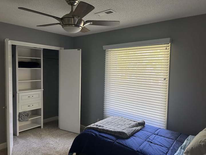 Ახალი ორადგილიანი საწოლი Trundle ‑ ით 