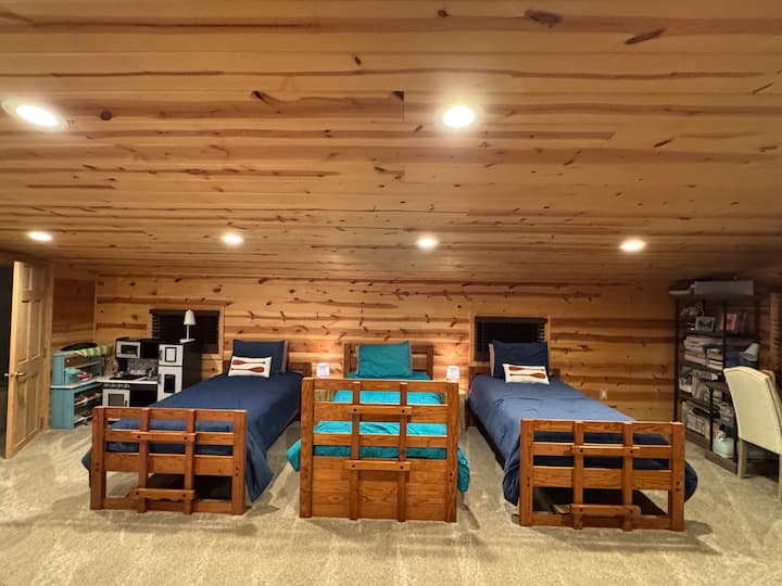 Loftová plocha je multifunkčná! Ponúka 3 lôžka s dvoma samostatnými matracmi. Priestor na pridanie nafukovacieho matracu, 2 pracovné priestory, hračky a predmety na hranie, bežecký pás, bicykel a WC s umývadlom. 