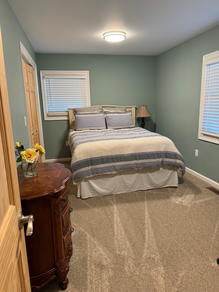 Táto spálňa ponúka manželskú posteľ a pracovnú stanicu. V tejto izbe je tiež nočný stolík a úložný priestor v skrini. 