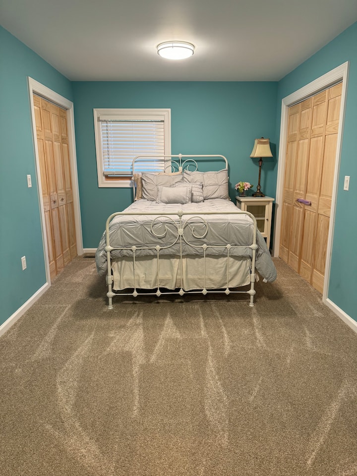 Spálňa 2 má posteľ v plnej veľkosti a ponúka práčku a sušičku. 