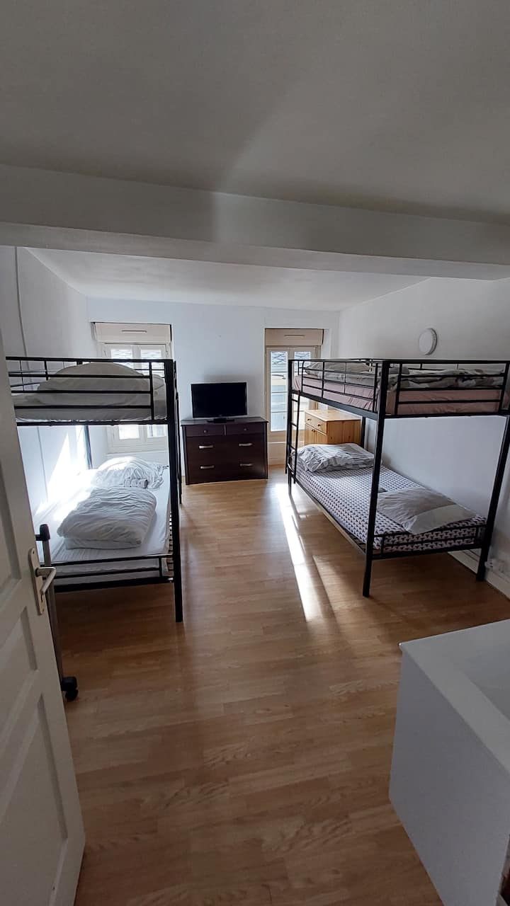 Dhomë gjumi me disa krevate, ideale për miq ose adoleshentë