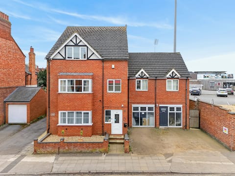 Abington Villa • Sleeps 15+ • Games & Cinema Room