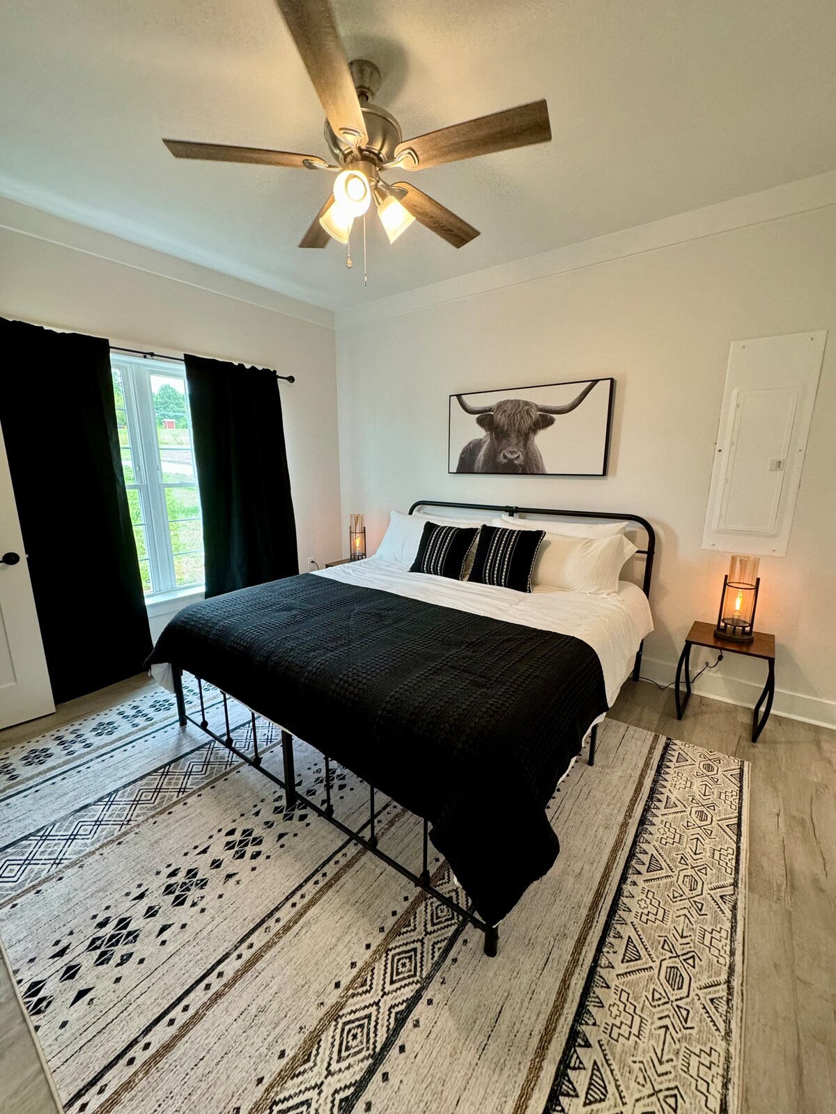 Მთავარი დიდი საძინებელი, რომელიც მდებარეობს მთავარ სართულზე, თანდართული აბაზანა-ტუალეტით 