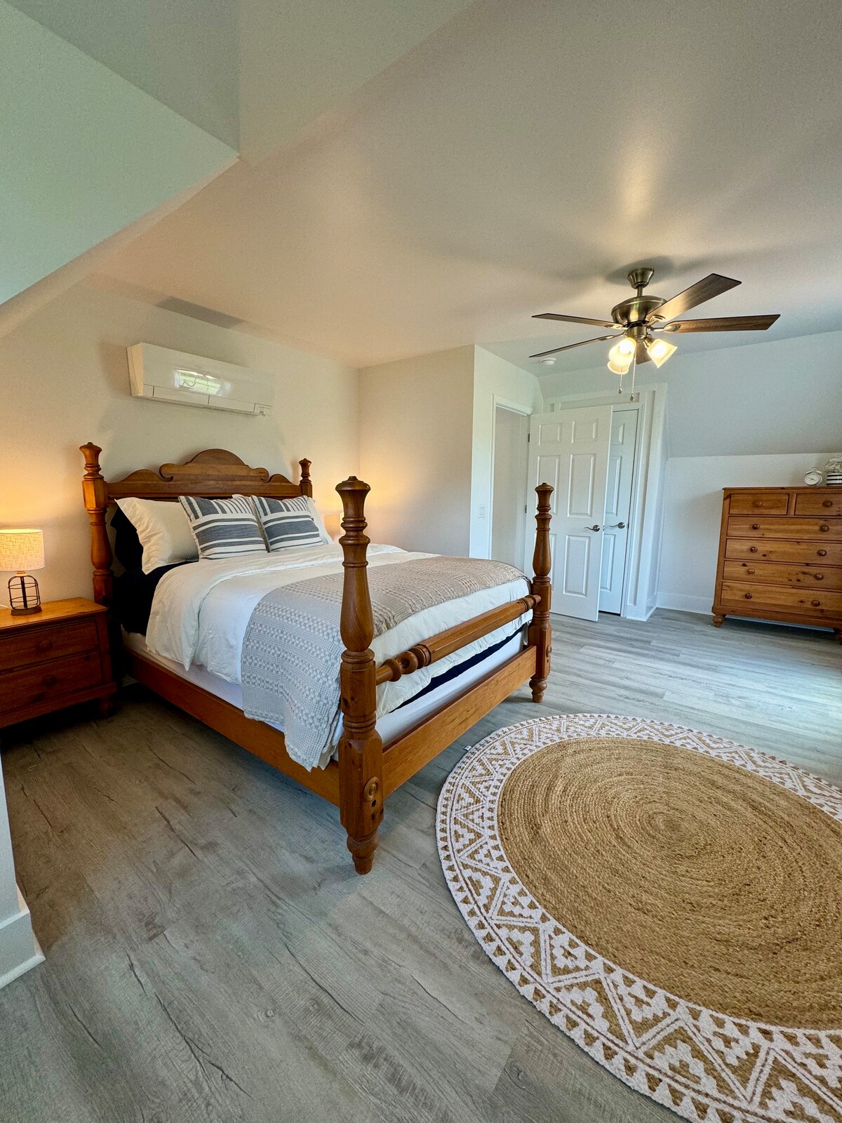 Დედოფლის ზომის საწოლი - მდებარეობს მეორე სართულზე 