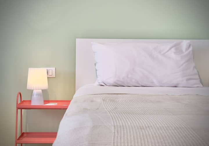 Spaziosa e luminosa camera con letto matrimoniale king, che, su richiesta, può essere trasformata in una doppia con due ampi letti singoli; comodini ; armadio con poggia valigie; scrittoio, pouf e specchio grande a muro, Smart tv 43''.