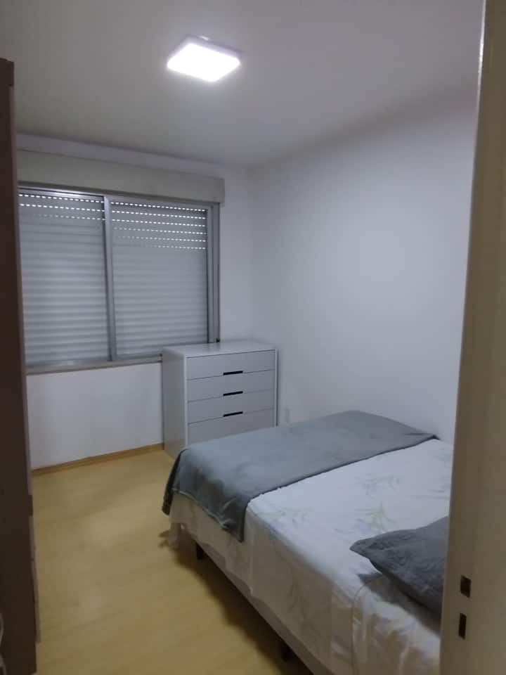 小号双人床、衣柜、风扇。