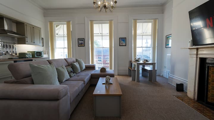 Spacious 2 Bed Apartment In Brighton With Parking - Brighton and Hove